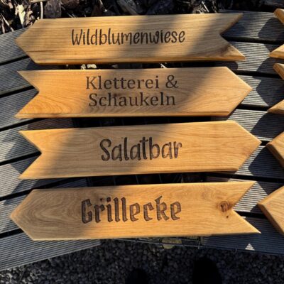 Holz Wegweiserschild aus Eiche - Chevron Form mit Gravur personalisierbar