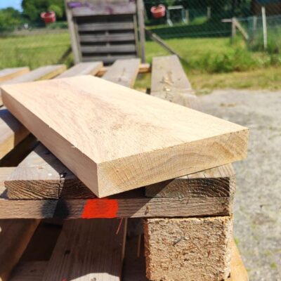 Hochwertige Eichenholz Blockware aus regionaler Herkunft – erhältlich in Schnittklasse AB und B, gehobelt oder ungehobelt. Ideal für Möbelbau, DIY-Projekte und individuelle Holzanwendungen. In verschiedenen Längen und Breiten verfügbar. Auf Anfrage auch Sondergrößen oder größere Mengen möglich.
